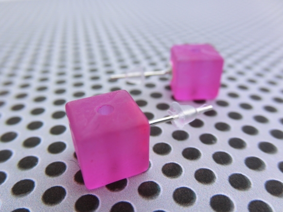 Preview: Ohrstecker knallpinke Würfel Crushed Ice